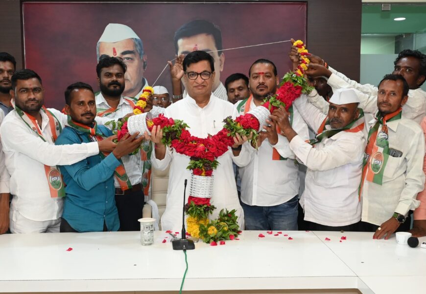 भाजप आणि विखे गटाला मोठं खिंडार, शेकडो कार्यकर्ते बाळासाहेब थोरातांसोबत
