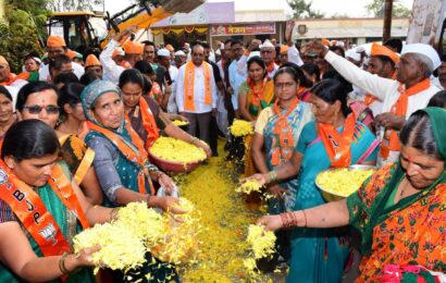 महसूलमंत्री राधाकृष्ण विखेंनी आमदार बाळासाहेब थोरातांवर साधला निशाणा