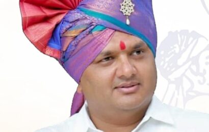 दुबार मतदान केल्याच्या आक्षेपानंतर भाजपच्या कार्यकर्त्यांकडून मतदान केंद्रावर दगडफेक, प्राजक्त तनपुरेंनी केला निषेध