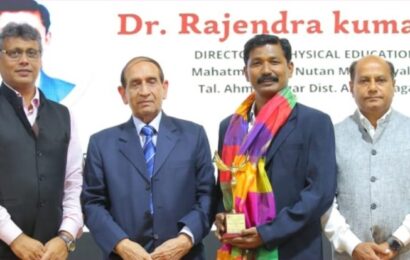 डॉ.प्रा.राजेंद्र कुमार देवकाते उत्कृष्ट शारीरिक शिक्षण शिक्षक पुरस्काराने सन्मानित