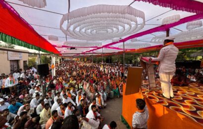 प्रचंड जनसमुदायाच्या उपस्थितीत महायुतीचे उमेदवार शिवाजीराव कर्डिलेंच्या प्रचार सभेची सांगता