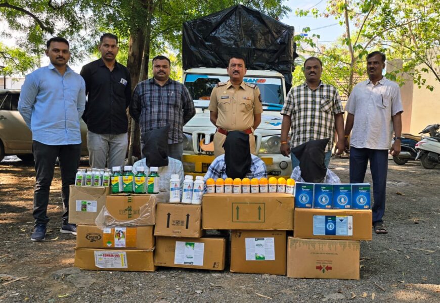 संगमनेर तालुक्यातील आश्वी येथील कृषी सेवा केंद्राच्या घरफोडी गुन्हयातील 3 आरोपी जेरबंद , स्थानिक गुन्हे शाखेची कारवाई संगमनेर तालुक्यातील आश्वी येथील कृषी सेवा केंद्राच्या घरफोडी गुन्हयातील 3 आरोपी जेरबंद , स्थानिक गुन्हे शाखेची कारवाई