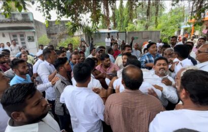 पैसा झाला मोठा…भ्रष्टाचार लपविण्यासाठी जोर्वे गावात ग्रामसभेत राडा, मागावर्गीयांच्या निधीवरही प्रश्नचिन्ह… आरोपांच्या फैरींत जोर्वे ग्रामसभा गाजली