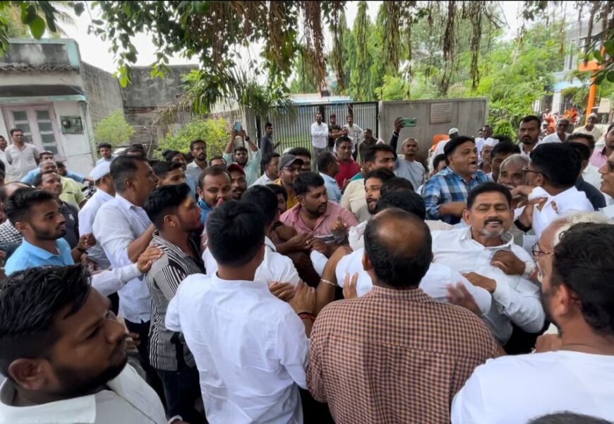 पैसा झाला मोठा…भ्रष्टाचार लपविण्यासाठी जोर्वे गावात ग्रामसभेत राडा, मागावर्गीयांच्या निधीवरही प्रश्नचिन्ह… आरोपांच्या फैरींत जोर्वे ग्रामसभा गाजली