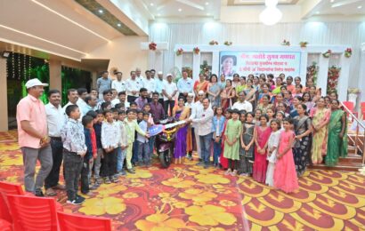 जिल्हा परिषद प्राथमिक शाळेच्या शिक्षिकेला पालकांनी दिली चक्क स्कुटी ! जिल्हा परिषद प्राथमिक शाळेच्या शिक्षिकेला पालकांनी दिली चक्क स्कुटी !