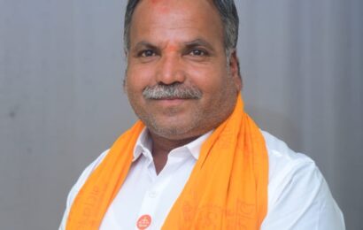 ठेकेदार पोसण्यासाठी बाधित शेतकऱ्यांना वेठीस धरू नका – माजी सरपंच रोहिदास रहाणे