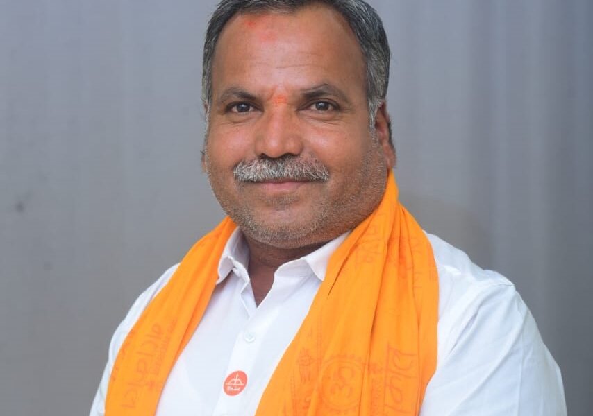 ठेकेदार पोसण्यासाठी बाधित शेतकऱ्यांना वेठीस धरू नका – माजी सरपंच रोहिदास रहाणे