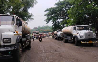 संगमनेर खुर्दचा वीजपुरवठा खंडित झाल्याने टँकरच्या लागल्या रांगा तर आ. अमोल खताळांच्या निर्देशानंतर काही वेळातच वीज पुरवठा सुरळीत होऊन पाण्याचे टँकर भरून झाले मार्गस्थ