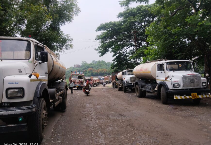 संगमनेर खुर्दचा वीजपुरवठा खंडित झाल्याने टँकरच्या लागल्या रांगा तर आ. अमोल खताळांच्या निर्देशानंतर काही वेळातच वीज पुरवठा सुरळीत होऊन पाण्याचे टँकर भरून झाले मार्गस्थ