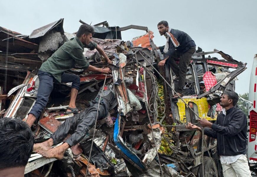 कोकणगाव मधील अपघातग्रस्तांना माजी मंत्री बाळासाहेब थोरात यांच्या यंत्रणेतून तातडीने मदत कोकणगाव मधील अपघातग्रस्तांना माजी मंत्री बाळासाहेब थोरात यांच्या यंत्रणेतून तातडीने मदत