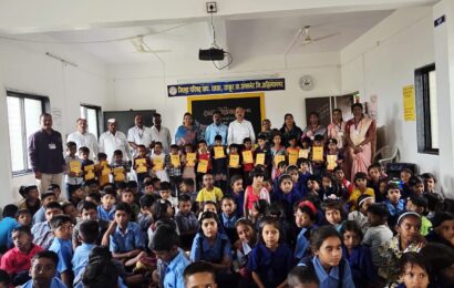 साकूरमध्ये आमदार खताळांच्या पत्नी निलमताई खताळ यांनी नवोदित विद्यार्थ्यांना केले शालेय साहित्य वाटप