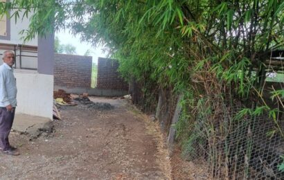 ग्रामसभेची परवानगी न घेता चंदनापुरीच्या सरपंचांनी शेतकऱ्यांचा रस्ता केला बंद, प्रांताधिकारी व तहसीलदार यांच्याकडे रस्ता खुला करण्याची शेतकऱ्यांची मागणी