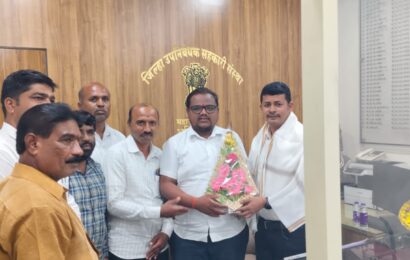 अहिल्यानगरचे जिल्हा उपनिबंधक म्हणुन मंगेश सुरवसे यांनी पदभार स्वीकारला, स्वाभिमानी सचिव संघटनेकडून सत्कार