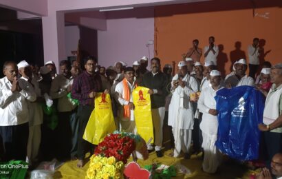 डॉ. विश्वासराव आरोटे यांचा स्तुत्य उपक्रम, अगस्ती आश्रम पायी पालखी सोहळ्यात वारकऱ्यांना रेनकोट वाटप डॉ. विश्वासराव आरोटे यांचा स्तुत्य उपक्रम, अगस्ती आश्रम पायी पालखी सोहळ्यात वारकऱ्यांना रेनकोट वाटप