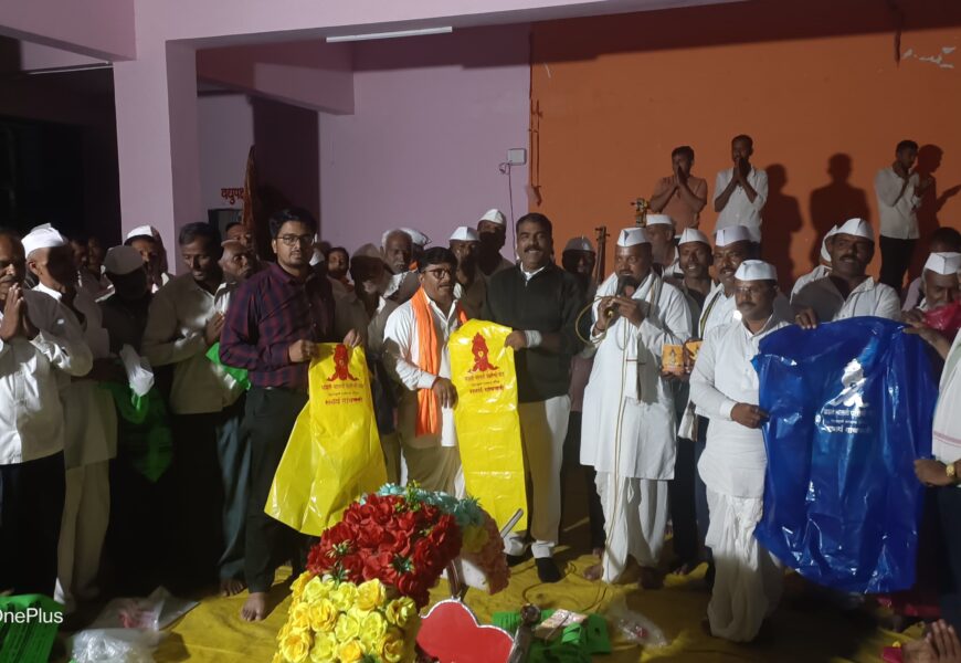 डॉ. विश्वासराव आरोटे यांचा स्तुत्य उपक्रम, अगस्ती आश्रम पायी पालखी सोहळ्यात वारकऱ्यांना रेनकोट वाटप