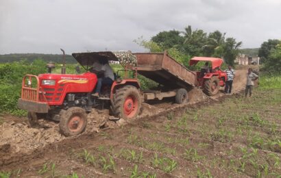 निमज मध्ये खासगी रस्त्यासाठी मुरूमाची अवैध वाहतूक !तलाठ्याने पकडला ट्रॅक्टर, जेसीबी व इतर ट्रॅक्टरवाले पळाले….