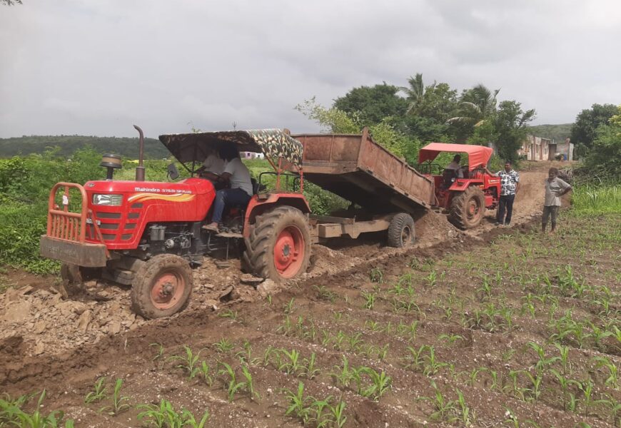 निमज मध्ये खासगी रस्त्यासाठी मुरूमाची अवैध वाहतूक !तलाठ्याने पकडला ट्रॅक्टर, जेसीबी व इतर ट्रॅक्टरवाले पळाले…. निमज मध्ये खासगी रस्त्यासाठी मुरूमाची अवैध वाहतूक !तलाठ्याने पकडला ट्रॅक्टर, जेसीबी व इतर ट्रॅक्टरवाले पळाले….