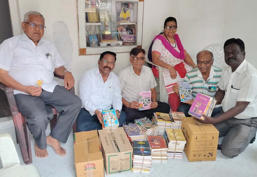 अनिल देशपांडे यांनी दिली पसायदान वाचनालयास ४०० पुस्तके भेट