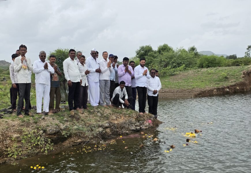 संगमनेर तालुक्यातील विविध गावांमध्ये निळवंडे पाण्याचे जलपूजन, मा. मंत्री थोरात यांच्या प्रयत्नातून आलेल्या निळवंडेच्या पाण्यामुळे तालुक्यात जलसमृद्धी – देशमुख संगमनेर तालुक्यातील विविध गावांमध्ये निळवंडे पाण्याचे जलपूजन, मा. मंत्री थोरात यांच्या प्रयत्नातून आलेल्या निळवंडेच्या पाण्यामुळे तालुक्यात जलसमृद्धी – देशमुख