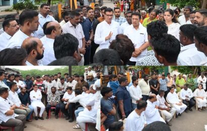 माजी मंत्री बाळासाहेब थोरात यांनी घेतली मोठं संकट कोसळलेल्या पवार व पिंजारी कुटुंबीयांची भेट माजी मंत्री बाळासाहेब थोरात यांनी घेतली मोठं संकट कोसळलेल्या पवार व पिंजारी कुटुंबीयांची भेट