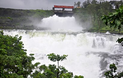 भंडारदरा धरणातून विसर्ग सुरु तर रंधा फॉल सुरु झाल्याने पर्यटकांना पर्वणी