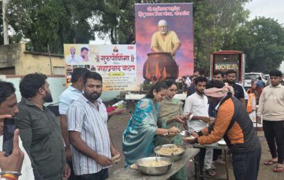गुरुपौर्णिमेनिमित्त नीलमताई खताळ यांच्या हस्ते महाप्रसादाचे वाटप गुरुपौर्णिमेनिमित्त नीलमताई खताळ यांच्या हस्ते महाप्रसादाचे वाटप