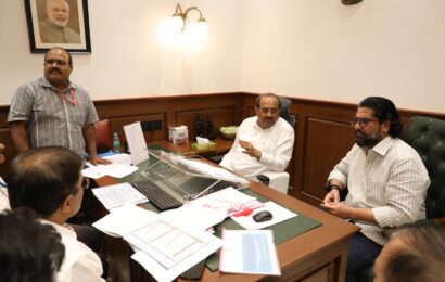 जलसंपदा मंत्री राधाकृष्ण विखे पाटील आणि सार्वजनिक बांधकाम मंत्री शिवेंद्रराजे भोसले यांच्या प्रमुख उपस्थितीत रस्यांसंदर्भात बैठक