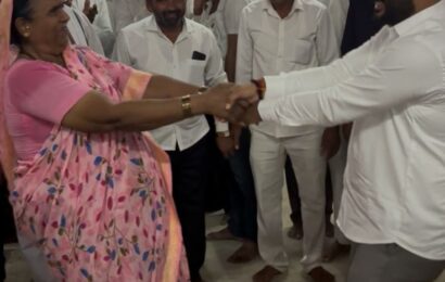 मनोलीत आमदार अमोल खताळ यांनी घेतला फुगडी खेळण्याचा आनंद !