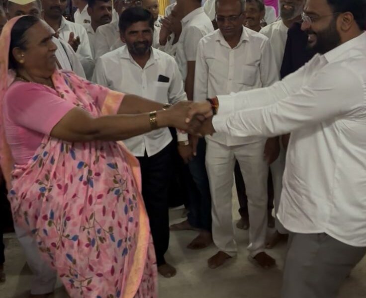 मनोलीत आमदार अमोल खताळ यांनी घेतला फुगडी खेळण्याचा आनंद ! मनोलीत आमदार अमोल खताळ यांनी घेतला फुगडी खेळण्याचा आनंद !