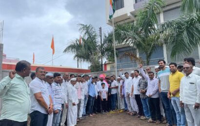 जवानांच्या कुटुंबियांचा सन्मान करणे ही आपली सामूहिक जबाबदारी – आमदार अमोल खताळ । कारगिल दिनानिमित्त तळेगावाला ध्वजारोहण आणि वृक्षारोपण