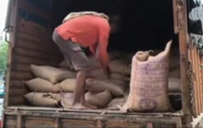 अकोलेतील रेशन घोटाळ्यावर अखेर कारवाई, दोन जणांवर गुन्हा दाखल अकोलेतील रेशन घोटाळ्यावर अखेर कारवाई, दोन जणांवर गुन्हा दाखल