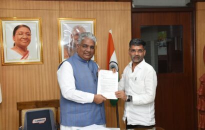 श्रीगोंद्याच्या सिमेंट प्रकल्पास खा. लंके यांचा विरोध, केंद्रीय पर्यावरण मंत्री भूपेंद्र यादव यांची घेतली भेट श्रीगोंद्याच्या सिमेंट प्रकल्पास खा. लंके यांचा विरोध, केंद्रीय पर्यावरण मंत्री भूपेंद्र यादव यांची घेतली भेट