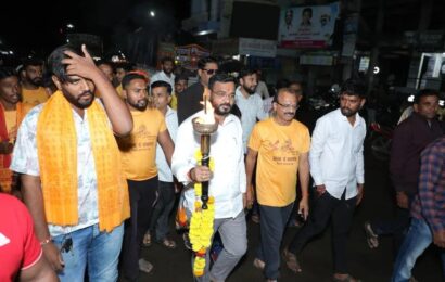 आग्रा ते राजगड मशाल पदयात्रेत आ खताळ झाले सहभागी, मशाल पदयात्रेचे आ. अमोल खताळ यांच्या निवासस्थानी कुटुंबीयांनी केले स्वागत