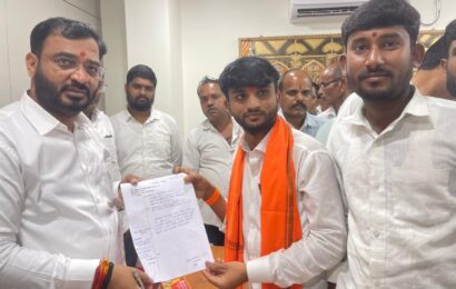 संगमनेर तालुक्यातील शिंदोडी गावामध्ये बस सुरू करण्यासाठी आमदार अमोल खताळ यांना शिवसेना शाखाप्रमुख किरण पाटीलभाऊ कुदनर यांचे निवेदन संगमनेर तालुक्यातील शिंदोडी गावामध्ये बस सुरू करण्यासाठी आमदार अमोल खताळ यांना शिवसेना शाखाप्रमुख किरण पाटीलभाऊ कुदनर यांचे निवेदन