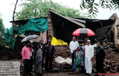पारेगांव बुद्रुकमध्ये पावसाने निराधार कुटुंब उघड्यावर, घराच्या भिंती पडून संसारोपयोगी साहित्याचं नुकसान, तर चोरट्यांनीही एक दुकान फोडलं आणि मंदिरांमधील साहित्यही लांबवलं.