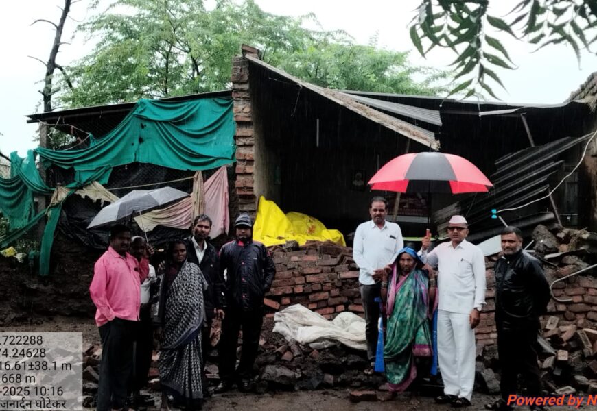 पारेगांव बुद्रुकमध्ये पावसाने निराधार कुटुंब उघड्यावर, घराच्या भिंती पडून संसारोपयोगी साहित्याचं नुकसान, तर चोरट्यांनीही एक दुकान फोडलं आणि मंदिरांमधील साहित्यही लांबवलं. पारेगांव बुद्रुकमध्ये पावसाने निराधार कुटुंब उघड्यावर, घराच्या भिंती पडून संसारोपयोगी साहित्याचं नुकसान, तर चोरट्यांनीही एक दुकान फोडलं आणि मंदिरांमधील साहित्यही लांबवलं.
