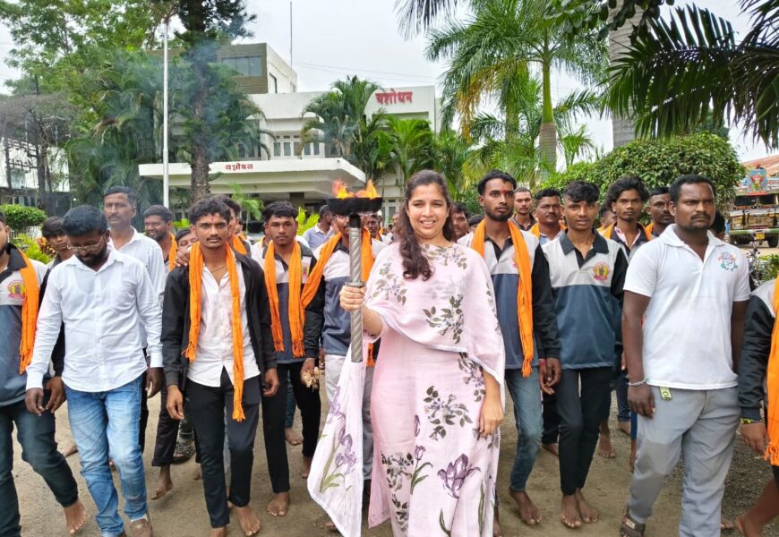 डॉ. जयश्रीताई थोरात यांनी केले नवरात्र ज्योतीचे स्वागत डॉ. जयश्रीताई थोरात यांनी केले नवरात्र ज्योतीचे स्वागत