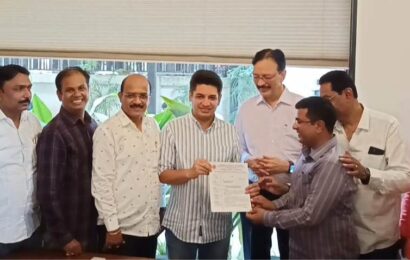 विविध प्रश्नांबाबत संगमनेर मधील व्यापाऱ्यांनी घेतली आमदार सत्यजित तांबे यांची भेट विविध प्रश्नांबाबत संगमनेर मधील व्यापाऱ्यांनी घेतली आमदार सत्यजित तांबे यांची भेट