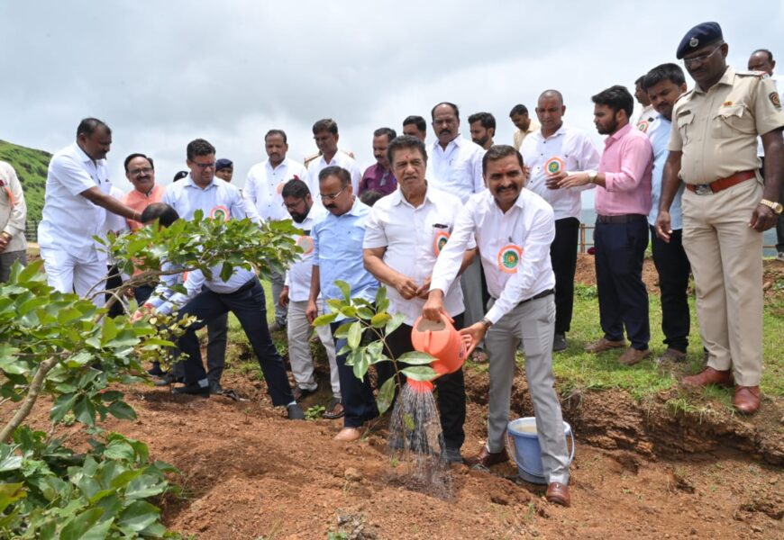 सप्तशृंगीच्या चरणी जयहिंदची पर्यावरण पूरक सेवा, सप्तशृंगी गडावर 55 हजार वृक्षांची रोपण व संगोपन
