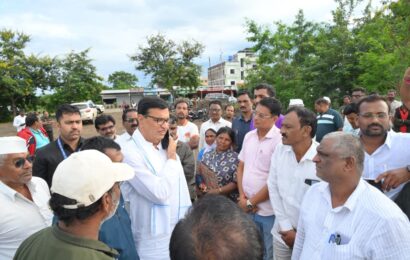 माजी मंत्री बाळासाहेब थोरात यांनी संगमनेर तालुक्यात अतिवृष्टीने झालेल्या नुकसानग्रस्त भागाची केली पाहणी