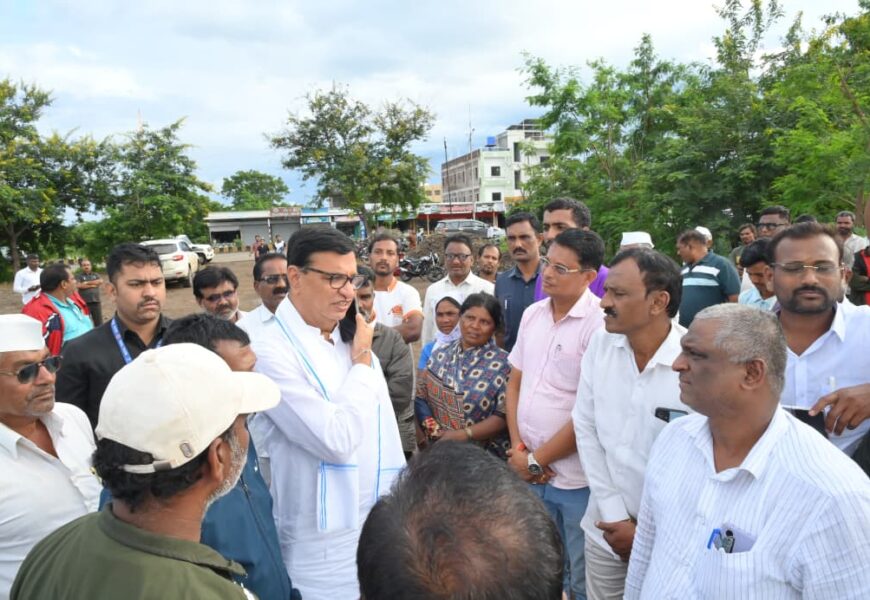 माजी मंत्री बाळासाहेब थोरात यांनी संगमनेर तालुक्यात अतिवृष्टीने झालेल्या नुकसानग्रस्त भागाची केली पाहणी