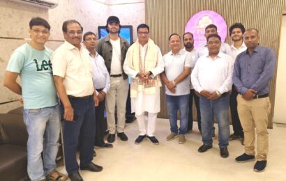 बिहारमध्ये अमृतवाहिनीच्या माजी विद्यार्थ्यांनी घेतली लोकनेते बाळासाहेब थोरात यांची भेट.