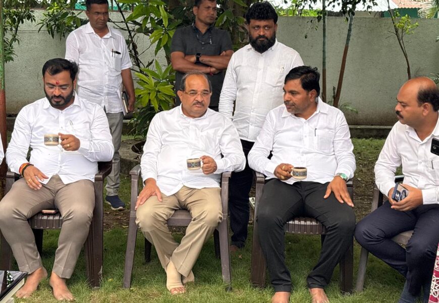 दुखांकित भोसले कुटुंबाचं मंत्री राधाकृष्ण विखेंनी केलं सांत्वन