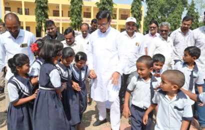 माजी शिक्षण मंत्री बाळासाहेब थोरात रमले जि. प. शाळेच्या चिमुकल्यांमध्ये