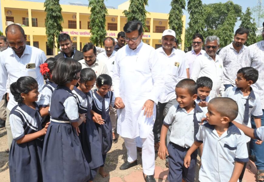 माजी शिक्षण मंत्री बाळासाहेब थोरात रमले जि. प. शाळेच्या चिमुकल्यांमध्ये