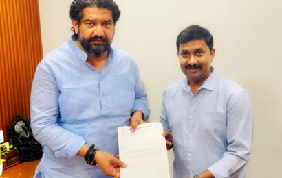 पेडगाव–श्रीगोंदा रस्त्याची रुंदी सात मीटरच हवी; ग्रामस्थांचा आवाज मंत्र्यांपर्यंत पोहोचला पेडगाव–श्रीगोंदा रस्त्याची रुंदी सात मीटरच हवी; ग्रामस्थांचा आवाज मंत्र्यांपर्यंत पोहोचला