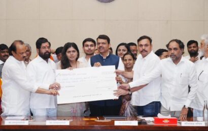 शेतकऱ्यांच्या संकटात ओंकार ग्रुपचा आधारवड, मुख्यमंत्री सहायता निधीस १ कोटींचे योगदान ! शेतकऱ्यांच्या संकटात ओंकार ग्रुपचा आधारवड, मुख्यमंत्री सहायता निधीस १ कोटींचे योगदान !