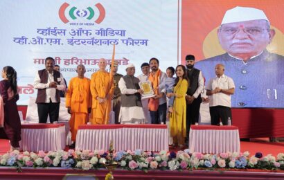 संगमनेर येथील निमाई डेअरीचे शुभम भास्करराव घुले यांना व्हॉइस ऑफ मीडियाच्यावतीने पंढरपूरमध्ये राज्यस्तरीय युवा उद्योजक पुरस्कार