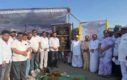 माजी खासदार डॉ. सुजय विखे यांच्या हस्ते लोणी बुद्रुक येथे १ कोटी ७१ लाख रुपये खर्चाच्या भव्य शॉपिंग कॉम्प्लेक्सचा भूमिपूजन समारंभ माजी खासदार डॉ. सुजय विखे यांच्या हस्ते लोणी बुद्रुक येथे १ कोटी ७१ लाख रुपये खर्चाच्या भव्य शॉपिंग कॉम्प्लेक्सचा भूमिपूजन समारंभ