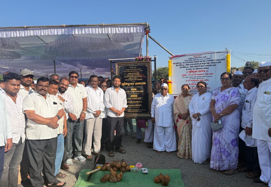 माजी खासदार डॉ. सुजय विखे यांच्या हस्ते लोणी बुद्रुक येथे १ कोटी ७१ लाख रुपये खर्चाच्या भव्य शॉपिंग कॉम्प्लेक्सचा भूमिपूजन समारंभ